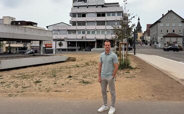 Timm Hettich am Kronenplatz. Im Hintergrund die Marktstraße samt Torturm.