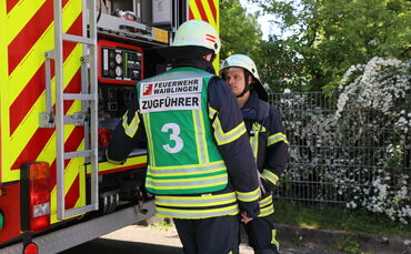 Die Feuerwehr rettete mehrere Personen aus dem brennenden Gebäude. (Symbolbild)