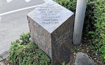 Der Gedenkstein: Erinnerung und Mahnung am Unfallort.