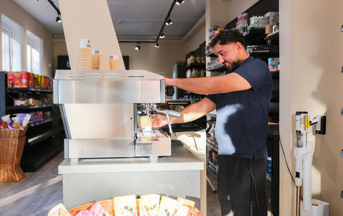 Skeljzen Lugbunari an der Kaffee-Maschine, auf die die Brüder besonders stolz sind.