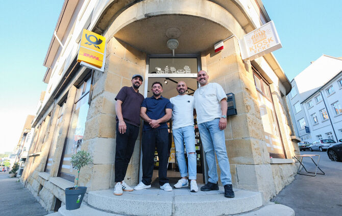 Vier der fünf Brüder vor ihrem Kiosk in der Bahnhofstraße in Waiblingen (v.l.n.r.): Berhan, Skeljzen, Robert und Albert Lugbunar
