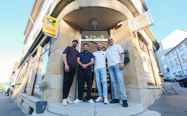 Vier der fünf Brüder vor ihrem Kiosk in der Bahnhofstraße in Waiblingen (v.l.n.r.): Berhan, Skeljzen, Robert und Albert Lugbunar