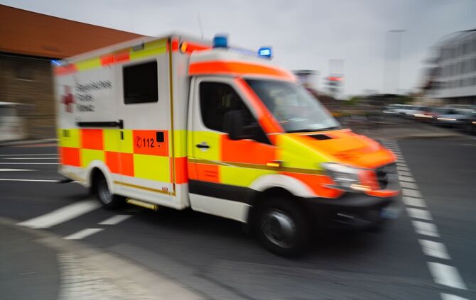 Rettungskräfte bringen die Frau in eine Klinik. (Symbolbild)