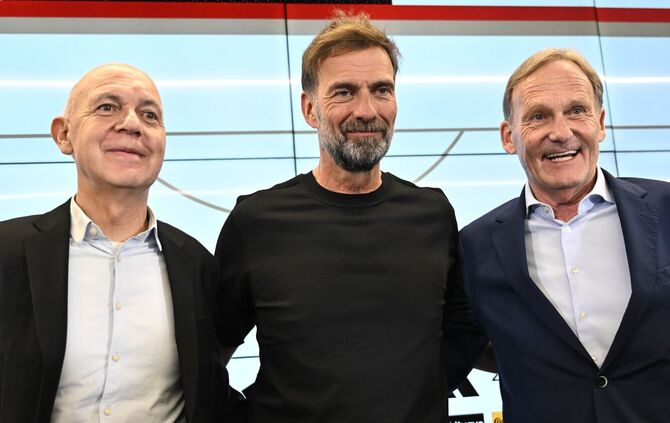 DFB-Vizepräsident Hans-Joachim Watzke (r) mit Bundestrainer Jürgen Klopp (M) DFB-Präsident Bernd Neuendorf. (Archivbild)