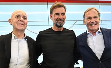 DFB-Vizepräsident Hans-Joachim Watzke (r) mit Bundestrainer Jürgen Klopp (M) DFB-Präsident Bernd Neuendorf. (Archivbild)