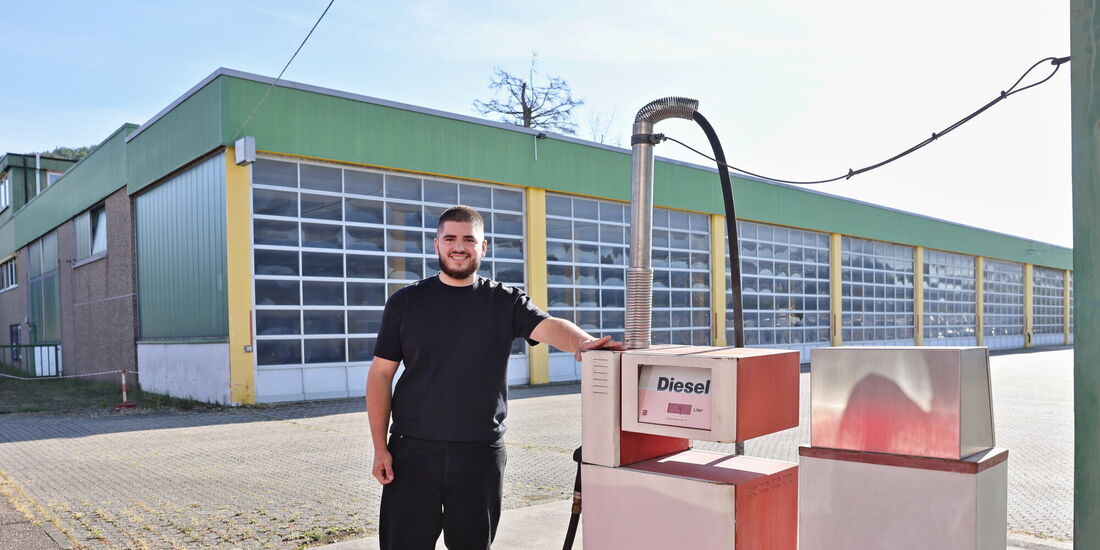In der Halle des ehemaligen Busunternehmers Knauss in Schornbach sollen Abbruchfahrzeuge unerkommen. Auf dem Bild Demir Demiri.