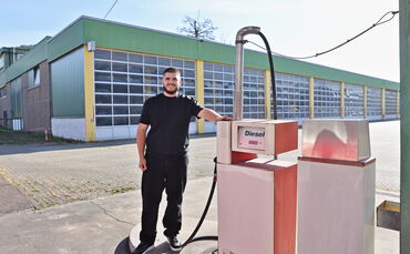In der Halle des ehemaligen Busunternehmers Knauss in Schornbach sollen Abbruchfahrzeuge unterkommen. Auf dem Bild Demir Demiri.