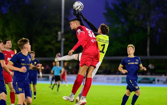 Innenverteidiger Moritz Zutz (Mitte, in Rot) droht der SG Schorndorf gegen den FV Löchgau auszufallen.