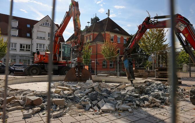 Der Marktbrunnen wird abgerissen, die Figuren sind schon weg, jetzt regen sich einige in den Sozialen Medien darüber auf, beklag