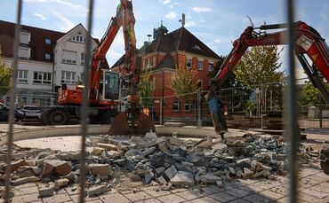 Der Marktbrunnen wird abgerissen, die Figuren sind schon weg, jetzt regen sich einige in den Sozialen Medien darüber auf, beklag