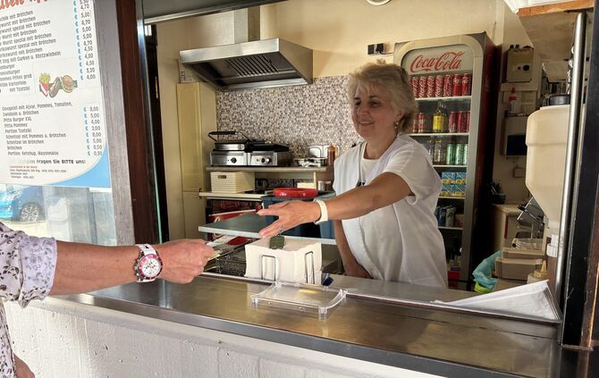 Beim Kronenplatz-Imbiss von Aphrodite Dimitrakudi bezahlen Kunden zu 99,9 Prozent mit Bargeld.