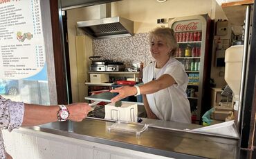 Beim Kronenplatz-Imbiss von Aphrodite Dimitrakudi bezahlen Kunden zu 99,9 Prozent mit Bargeld.