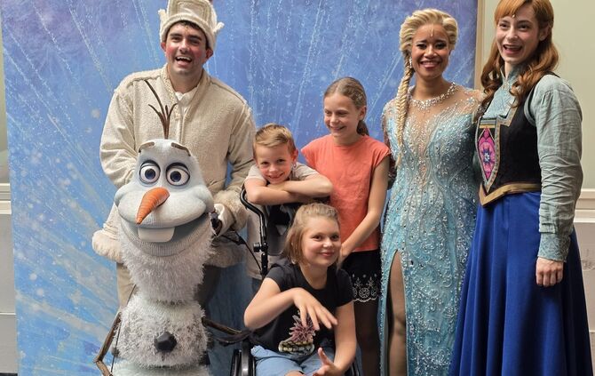 Die glitzernde Eiskönigin Elsa - und mit dabei Mara und ihre zwei Geschwister. Nicht zu vergessen Anna, die jüngere Schwester de