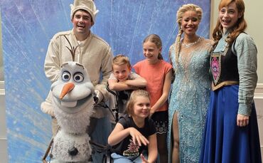 Die glitzernde Eiskönigin Elsa - und mit dabei Mara und ihre zwei Geschwister. Nicht zu vergessen Anna, die jüngere Schwester de