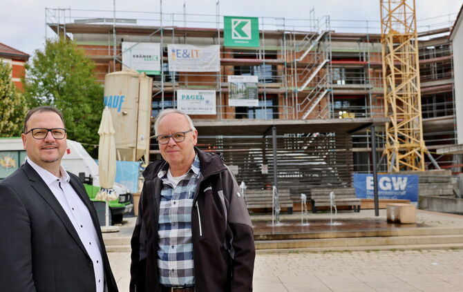 Michael Rieger (links) und Jürgen Schneider von der Baugenossenschaft Winnenden am Neubau, der nahe des Löwenplatzes in Leutenba