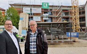 Michael Rieger (links) und Jürgen Schneider von der Baugenossenschaft Winnenden am Neubau, der nahe des Löwenplatzes in Leutenba