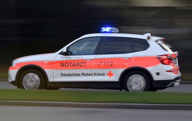 Rettungskräfte sind an der Unfallstelle. (Symbolbild)