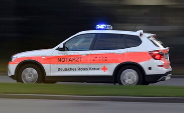 Rettungskräfte sind an der Unfallstelle. (Symbolbild)