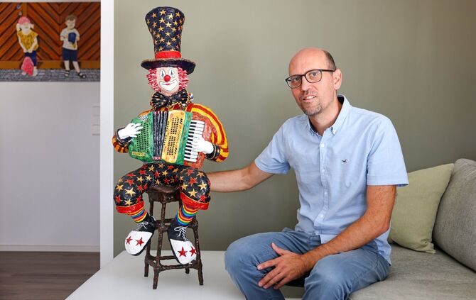 Der Künstler mit seinem Vorzeige-Clown.
