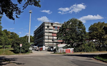 Direkt an der B14 gelegen: Die neue integrierte Leitstelle von Feuerwehr und Rettungsdienst.