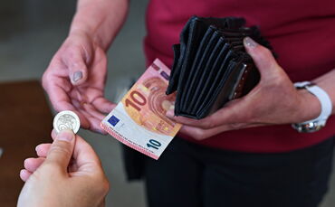 Im "Erwins" wird das Trinkgeld unter allen Beschäftigten aufgeteilt. So bekommen auch die Küchenkräfte was ab (Symbolbild).