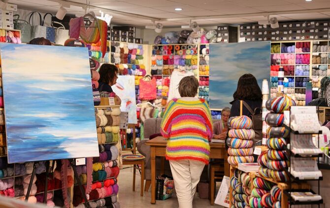 So bunt war die Kunstnacht! Hier zu sehen: Gemälde von Dorothea Stäbler (und ein spektakulärer Pullover) in Vreni’s Wollstüble.