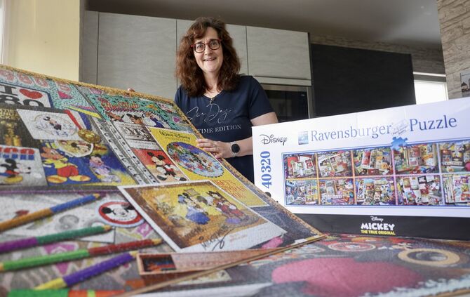 Gabi Untiet hat ein riesiges Puzzle fertig und sucht jetzt jemanden, der Platz dafür hat. Das Motiv: Micky Maus im Wandel der Ze