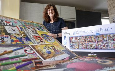 Gabi Untiet hat ein riesiges Puzzle fertig und sucht jetzt jemanden, der Platz dafür hat. Das Motiv: Micky Maus im Wandel der Ze