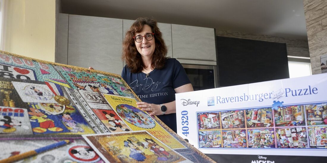 Gabi Untiet hat ein riesiges Puzzle fertig und sucht jetzt jemanden, der Platz dafür hat. Das Motiv: Micky Maus im Wandel der Ze