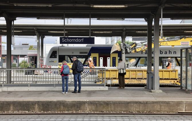 Mit Baggerschaufel: Im Schorndorfer Bahnhof wird derzeit gebaut.
