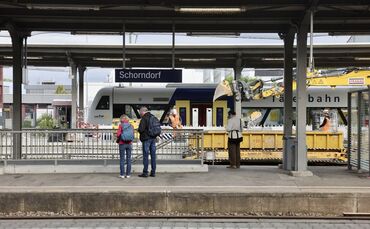 Mit Baggerschaufel: Im Schorndorfer Bahnhof wird derzeit gebaut.