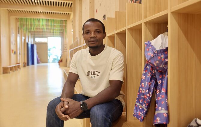Prosper Acakpo kommt aus Benin und lebt seit wenigen Jahren in Kernen. Was hat den studierten Deutschlehrer dazu gebracht, hier