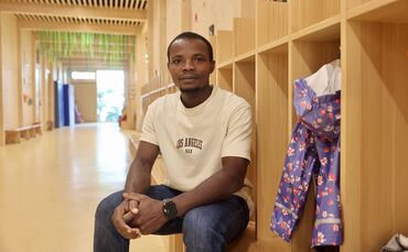 Prosper Acakpo kommt aus Benin und lebt seit wenigen Jahren in Kernen. Was hat den studierten Deutschlehrer dazu gebracht, hier