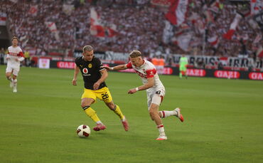 Hatte gegen den BVB einen schweren Stand: VfB-Flügelspieler Chris Führich (re.), hier im Duell mit Dortmunds Julian Ryerson.