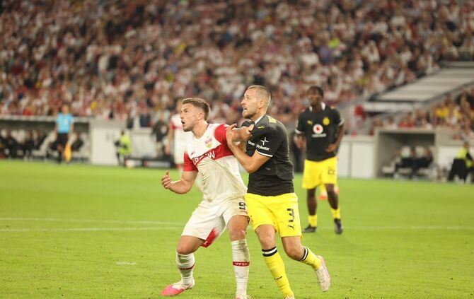 VfB-Stürmer Ermedin Demirovic, hier im Zweikampf mit BVB-Verteidiger Waldemar Anton, gelang am Samstag im Top-Spiel kein Treffer