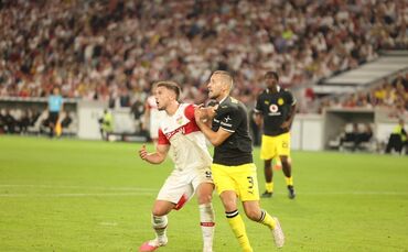 VfB-Stürmer Ermedin Demirovic, hier im Zweikampf mit BVB-Verteidiger Waldemar Anton, gelang am Samstag im Top-Spiel kein Treffer