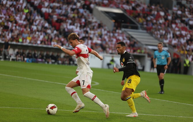 Maximilian Mittelstädt (li.) und Ethan Nwaneri im Duell. Gegen Borussia Dortmund fehlte dem VfB am Ende vor allem eines: die ent