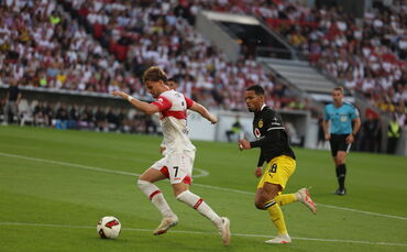 Maximilian Mittelstädt (li.) und Ethan Nwaneri im Duell. Gegen Borussia Dortmund fehlte dem VfB am Ende vor allem eines: die ent