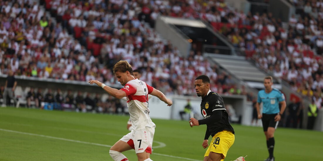 Maximilian Mittelstädt (li.) und Ethan Nwaneri im Duell. Gegen Borussia Dortmund fehlte dem VfB am Ende vor allem eines: die ent