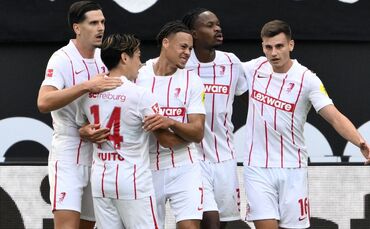 Jubeln gemeinsam über einen starken Saisonstart: Die Spiel des SC Freiburg.