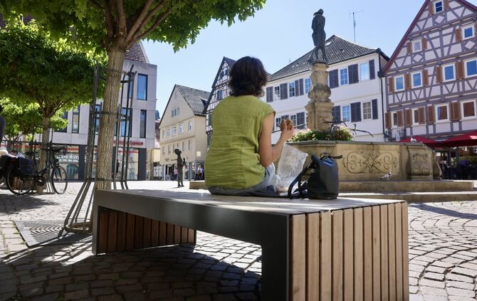 Eine von drei Sitzbänken am Winnender Marktplatz. Sie laden zum Ausruhen und sogar zu einer Mittagspause ein. Manchmal fehlen si