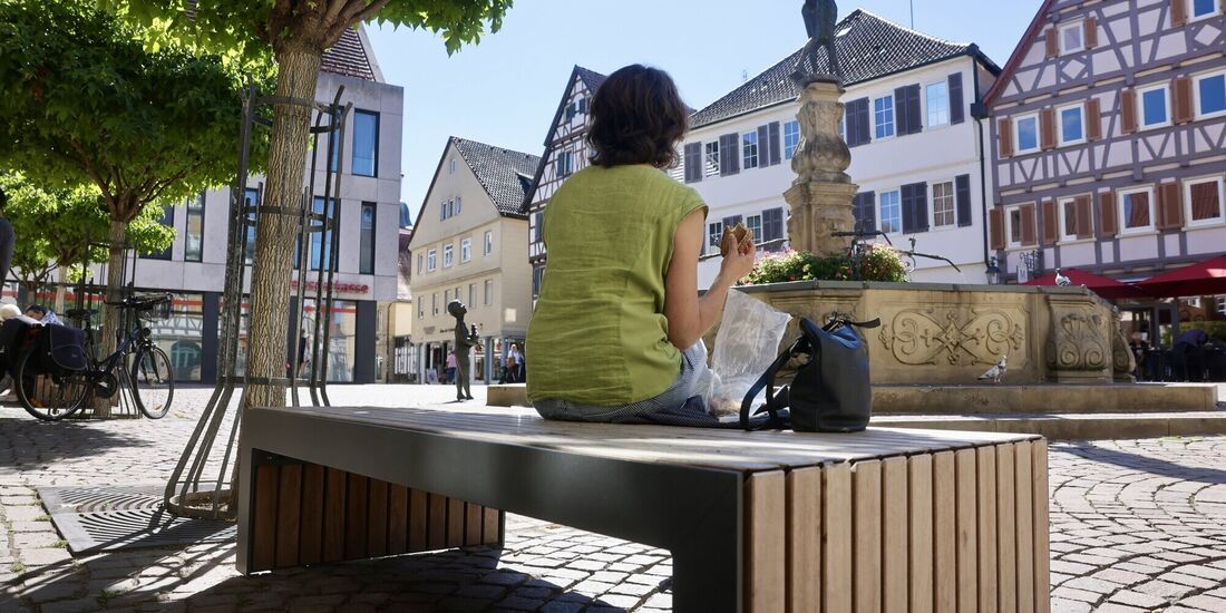 Eine von drei Sitzbänken am Winnender Marktplatz. Sie laden zum Ausruhen und sogar zu einer Mittagspause ein. Manchmal fehlen si