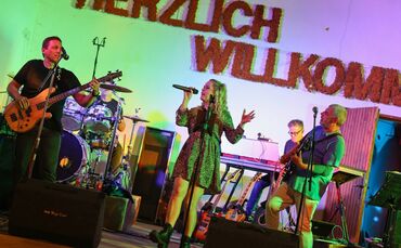 Livemusik und gute Laune im Keller der Weinfreunde Strümpfelbach.