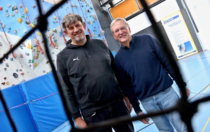 TSV-Geschäftsführer Andreas Perazzo (links) und 1. Vorsitzender Jörg Bürkle im Sportforum in Schmiden.
