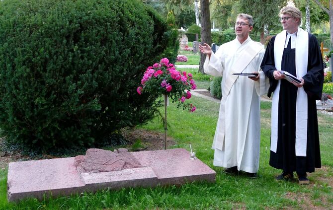 Pfarrer Markus Eckert (r.) und Diakon Martin Wunram weihen den "Tobiasstein" ein.