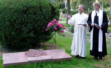 Pfarrer Markus Eckert (r.) und Diakon Martin Wunram weihen den "Tobiasstein" ein.