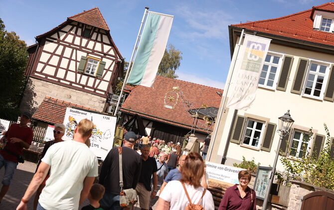 Bestes Herbstwetter lockte viele Besucher in die Welzheimer Innenstadt.