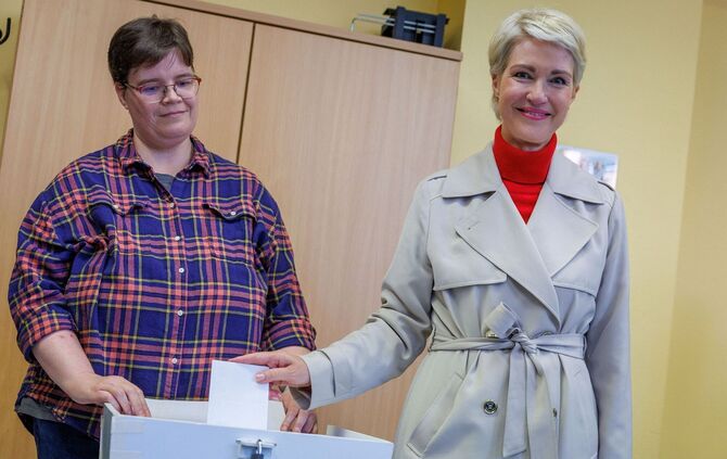Landtagswahl in Mecklenburg-Vorpommern - Stimmabgabe Schwesig