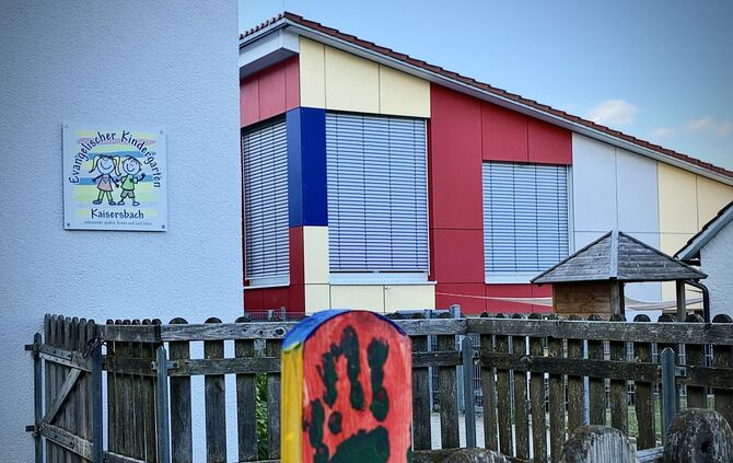Der evangelische Kindergarten Anwanden (links) soll im benachbarten kommunalen Kinderhaus (rechts) aufgehen.