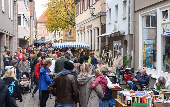 Auf dem Flohmarkt beim Stadtmarkt kann man am Sonntag, 25. Oktober, wieder stöbern. (Archivbild)